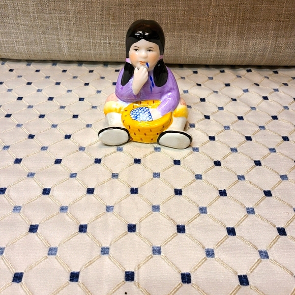 VGUC Alaskan Native Girl Figurine - Picture 2 of 5